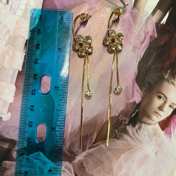 Gold Tone Flower 🌸 Earrings - Picture 5 of 5